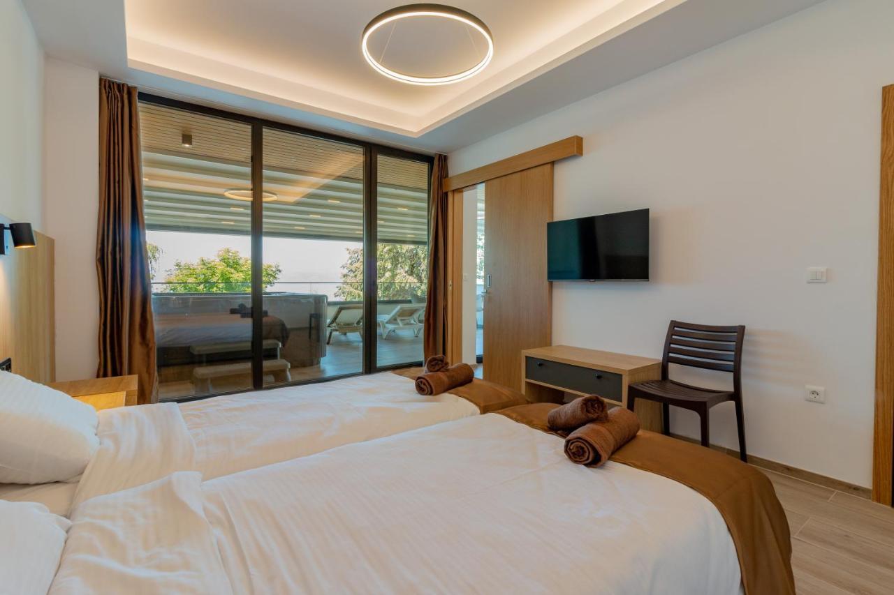 Lago Hotel Lagadin Bagian luar foto